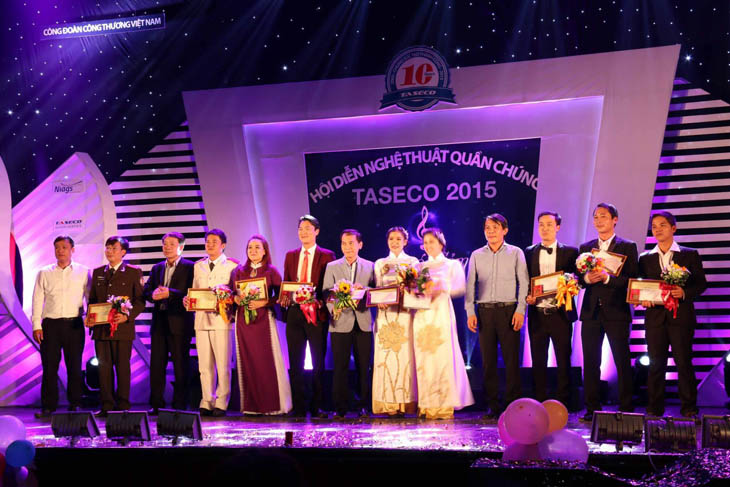 Đại diện Ban tổ chức, Ban Giám khảo và Lãnh đạo các đơn vị trao giải cho các đội tham dự Hội diễn