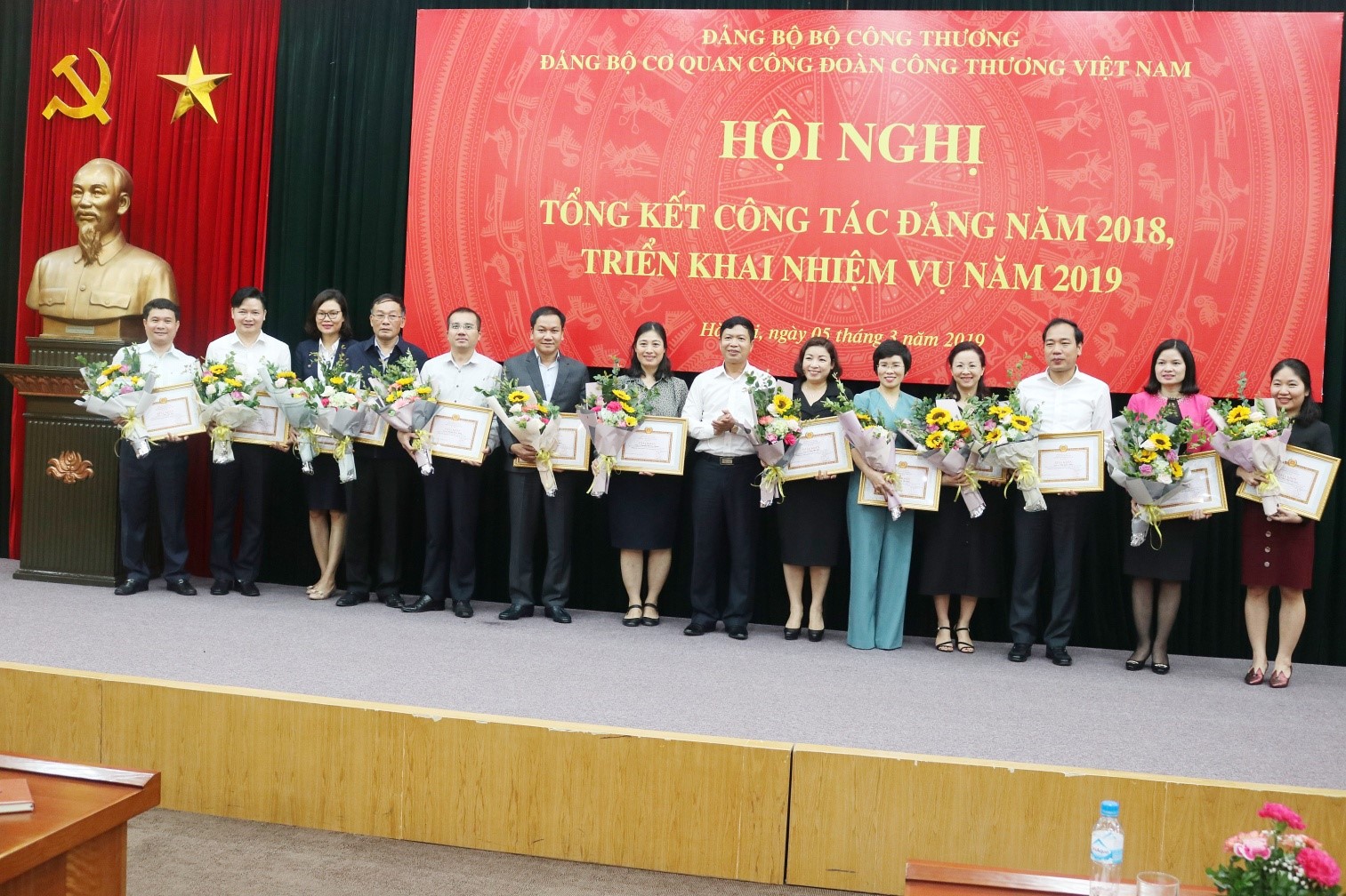 Những đ/c được biểu dương, khen thưởng hoàn thành xuất sắc nhiệm vụ trong năm 2018