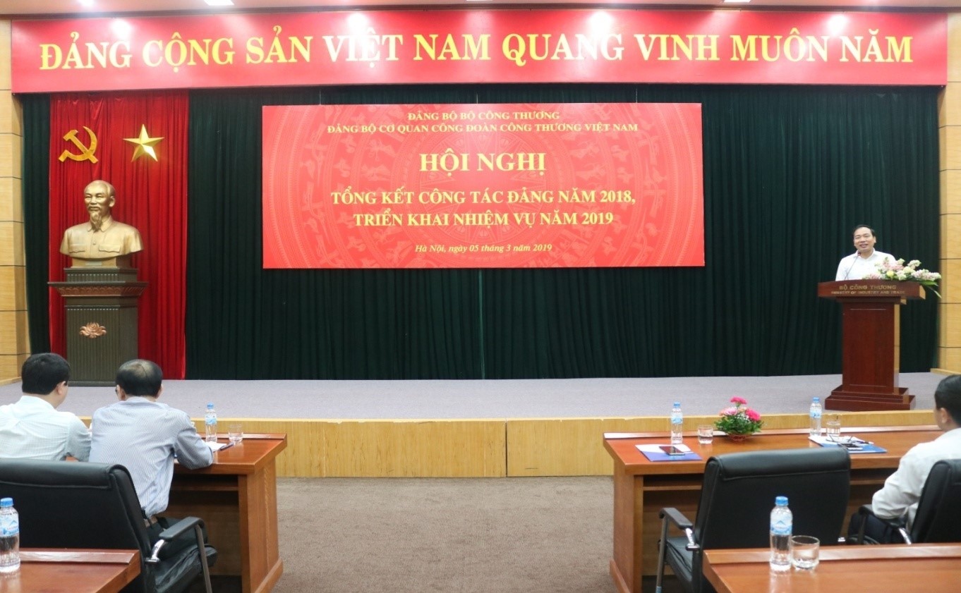 Đồng chí Trần Quang Huy – Bí thư Đảng bộ Cơ quan Công Đoàn Công Thương Việt Nam chủ trì điều hành Hội nghị