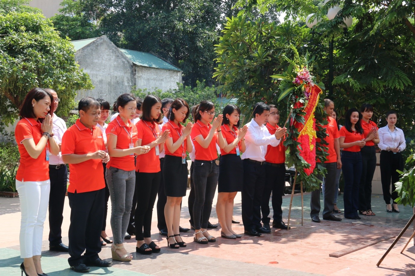 Lễ dâng hương được diễn ra trang trọng tại Đài tưởng niệm Liệt sĩ Xuân Đỉnh