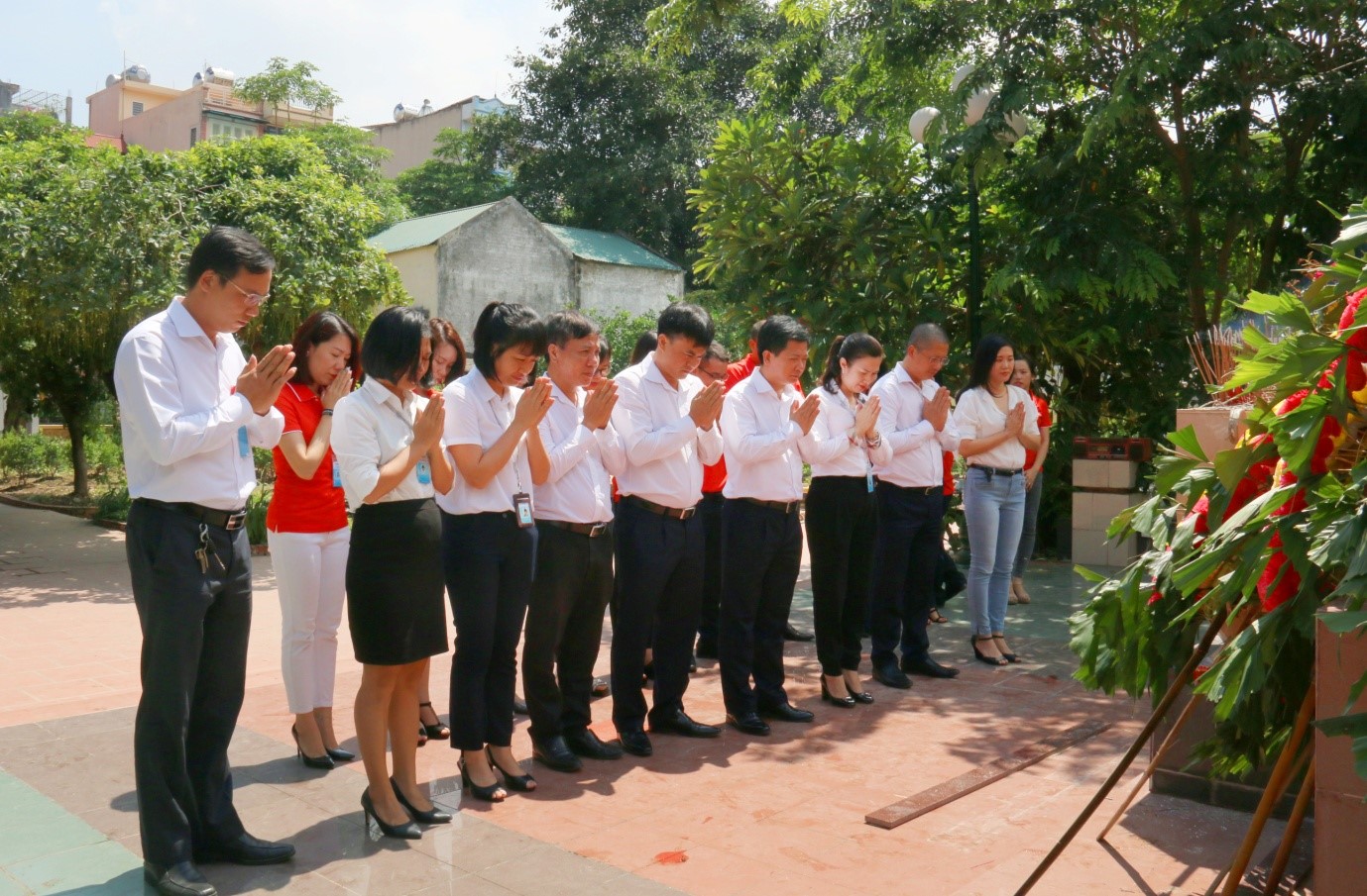 Đại diện Ban lãnh đạo công ty TASECOtới dâng hương tưởng niệm các anh hùng, liệt sĩ