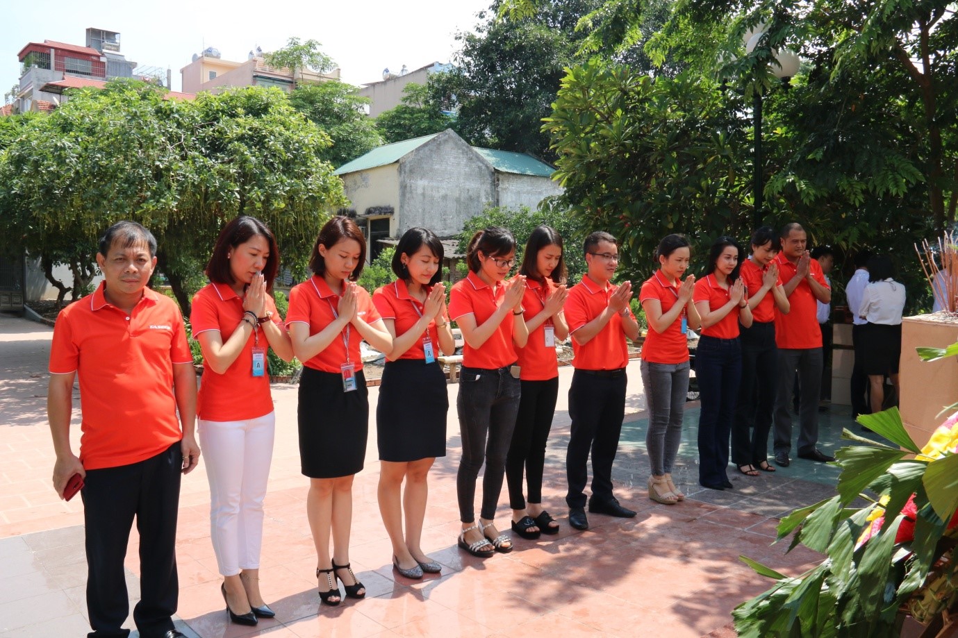 Đoàn viên Thanh niên công ty TASECO tiến hành làm lễ tại Đài tưởng niệm