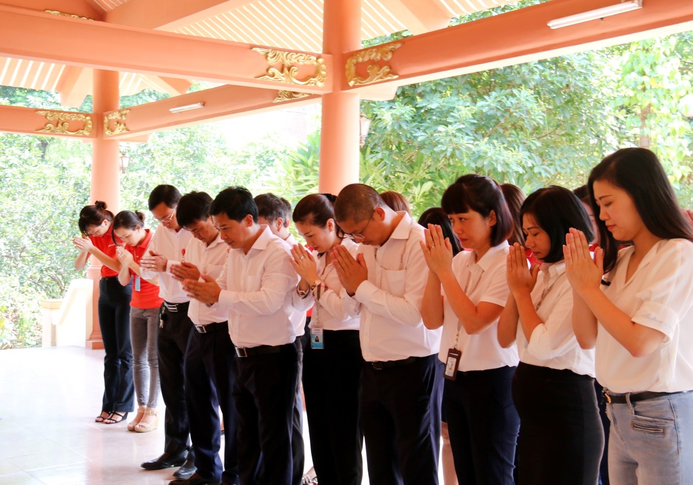 Các thành viên C.ty TASECO bày tỏ lòng tưởng nhớ những người con ưu tú của dân tộc đã dũng cảm chiến đấu hi sinh