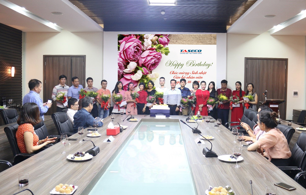 Đại diện Ban lãnh đạo Công ty trao tặng hoa và quà sinh nhật cho 15 CBNV