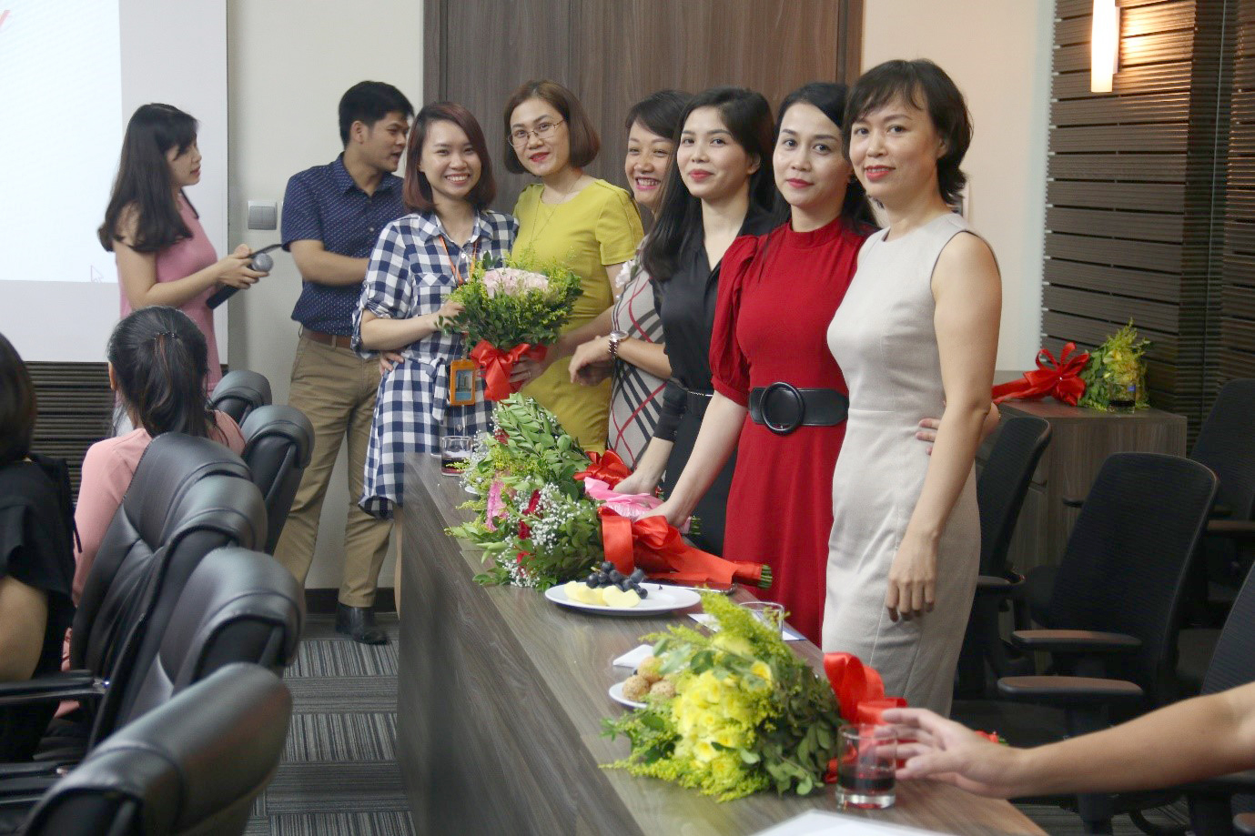 Không khí vui vẻ, hào hứng của buổi lễ