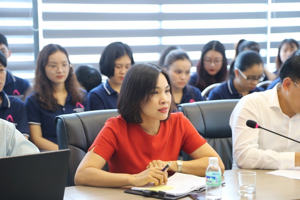 Chị Vũ Thị Nga - Kế toán Trưởng VINACS trả lời câu hỏi của các bạn sinh viên