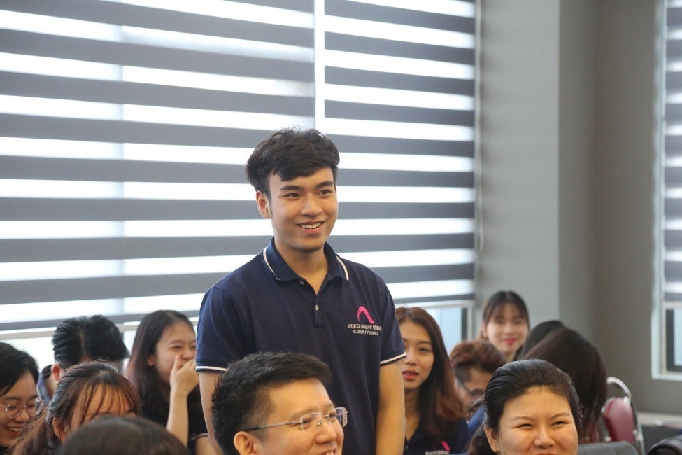 Các bạn sinh viên đặt câu hỏi trao đổi cùng lãnh đạo công ty