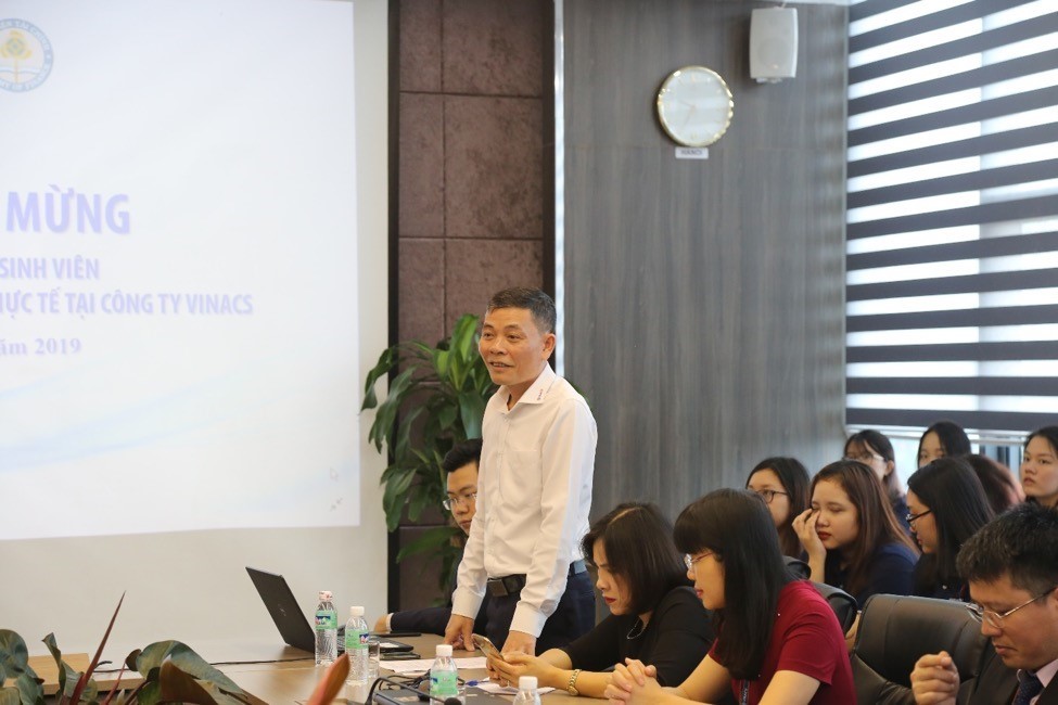Anh Dương Tiến Nghĩa - Tổng Giám đốc VINACS chia sẻ cùng đoàn
