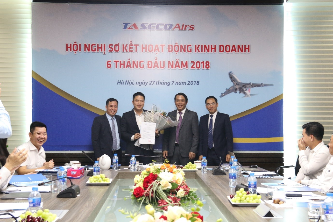 Ông Vũ Minh Tuấn (thứ 2 từ trái sang) nhận quyết định chính thức, giữ chức vụ Phó Tổng Giám đốc Công ty Taseco Airs