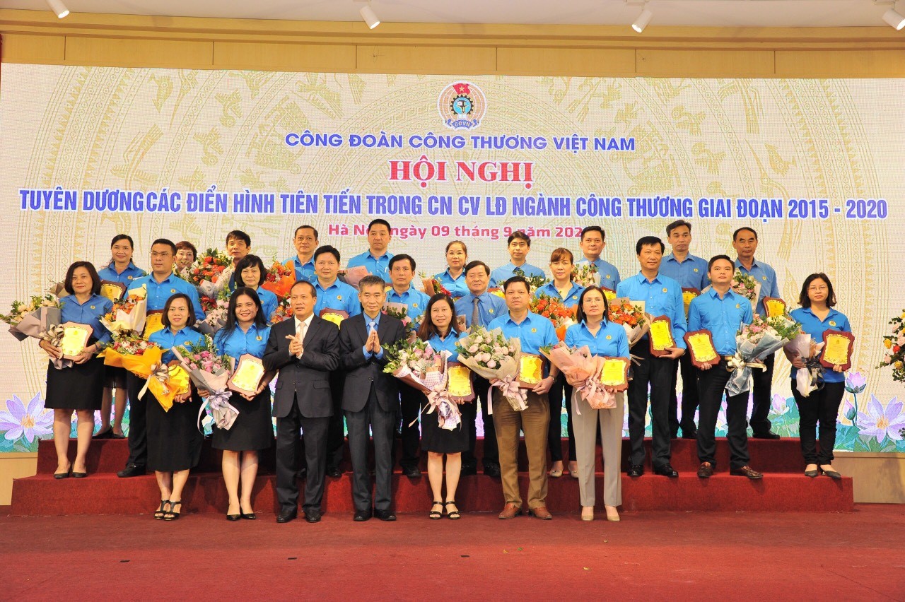 Đại diện các Tập thể điển hình tiên tiến được tuyên dương tại Hội nghị