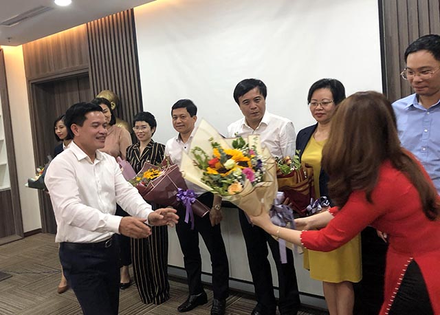 Ông Đào Tiến Dương - Phó Tổng giám đốc Taseco tặng hoa chúc mừng thành viên Hội đồng quản trị và Ban kiểm soát ICON4 nhiệm kỳ 2020 - 2025