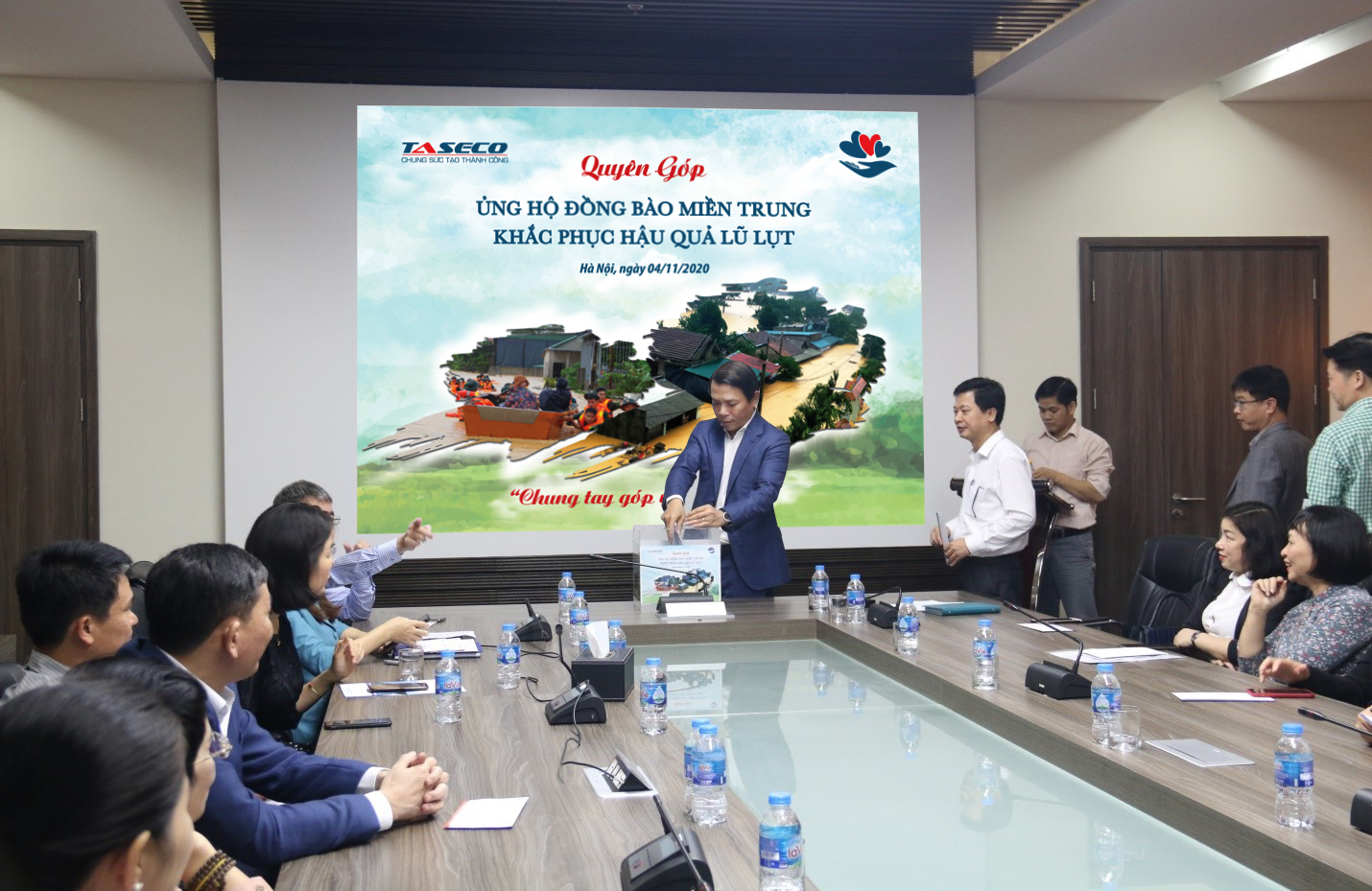 Ban lãnh đạo, cán bộ quản lý của các công ty cùng tham gia ủng hộ trực tiếp để quyên góp cho đồng bào miền Trung lũ lụt