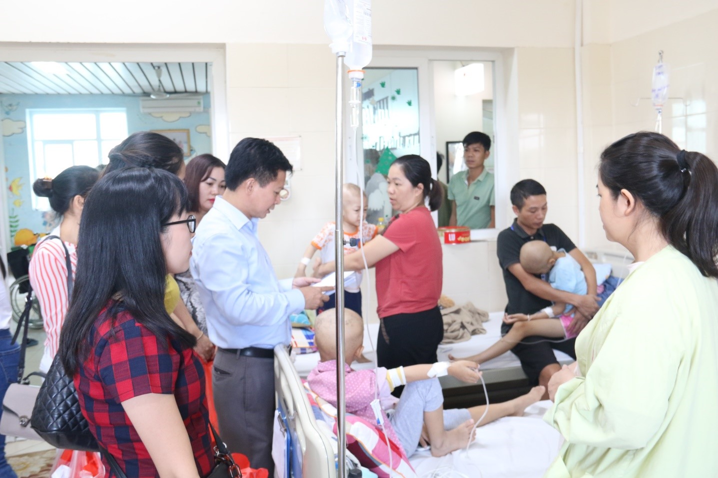 Trao quà tặng và tiền mặt cho các bênh nhân