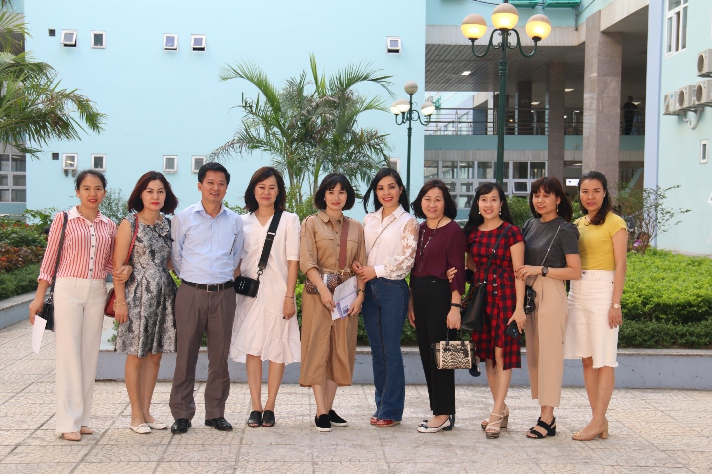 Các thành viên trong đoàn tham gia từ thiện