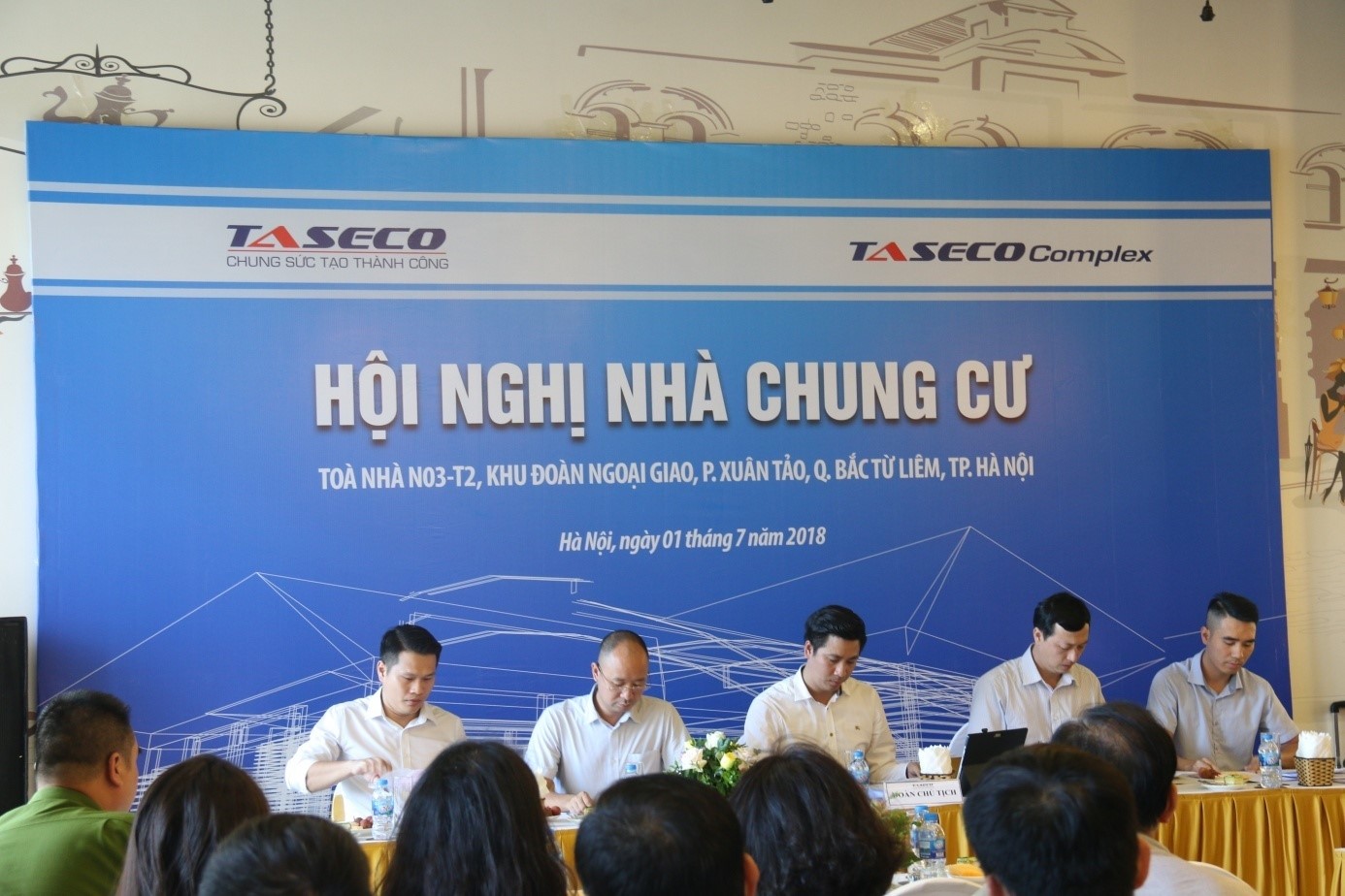 Đoàn chủ tịch điều hành hội nghị, gồm đại diện các cư dân và đại diện chủ đầu tư