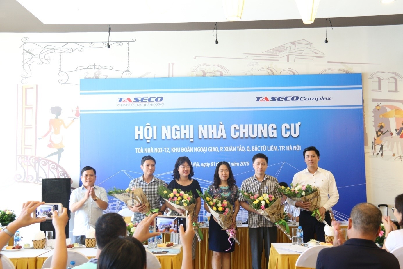 Ban quản trị mới của tòa nhà N03-T2 ra mắt, nhận hoa chúc mừng của hội nghị