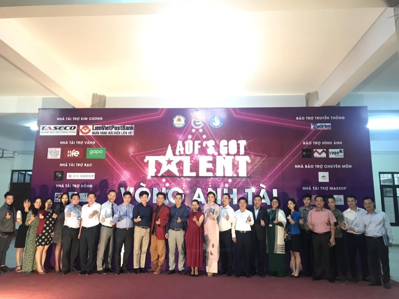 Ban tổ chức cùng các nhà tài trợ chụp hình lưu niệm với chương trình