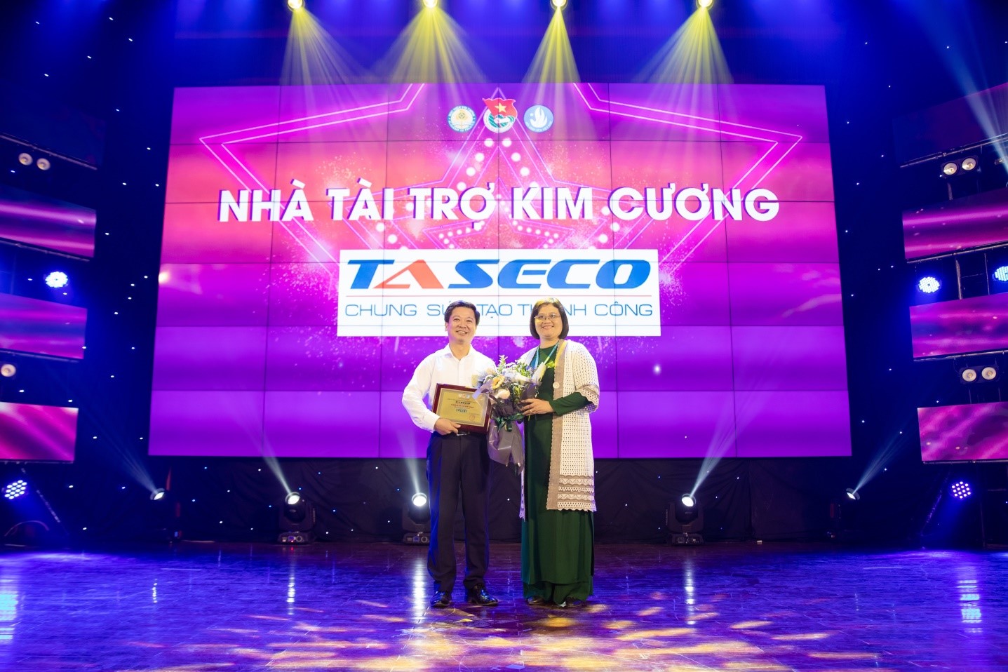 Ông Phạm Đức Long – Phó TGĐ Công ty Taseco, đại diện nhận kỷ niệm chương của Ban tổ chức