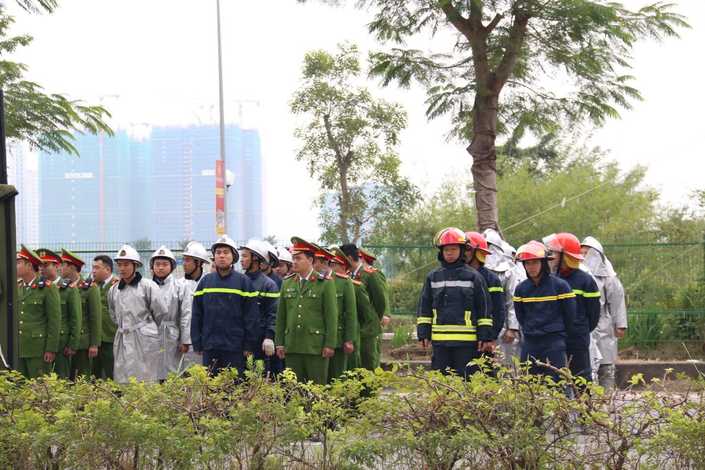 Các lực lượng tham gia diễn tập tập trung tại vị trí sẵn sàng cho lệnh điều động