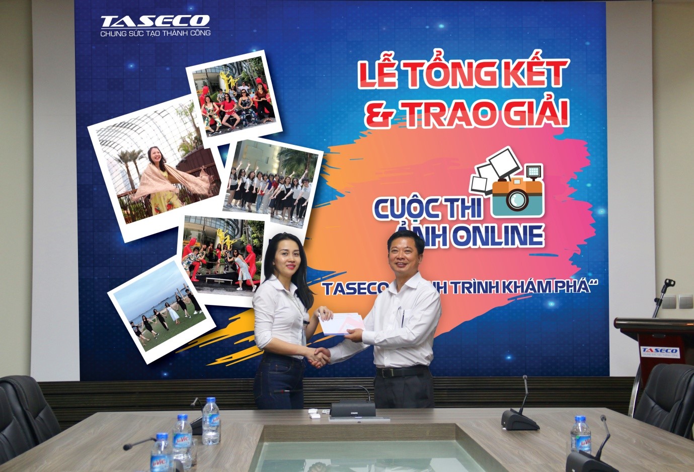 Chị Đinh Thị Dung – bộ phận Văn thư (bên trái) vui mừng khi ảnh đã đủ tiêu chí đạt cả giải “được quan tâm nhất” và “Giải phụ” của cuộc thi