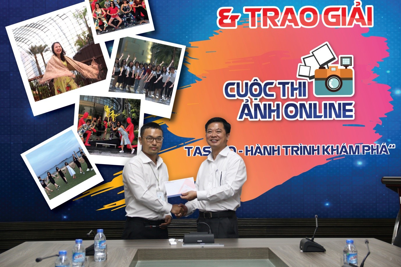 Ông Phạm Đức Long (Bên phải ảnh) – Phó TGĐ công ty TASECO trao giải cho người đạt giải cao nhất của cuộc thi “Giải được yêu thích nhất"
