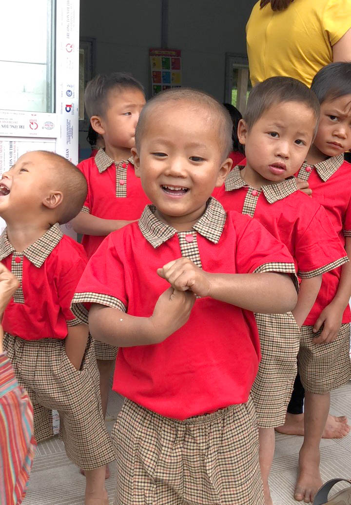 Các em nhỏ người dân tộc La Hủ được mặc quần áo mới, nụ cười rạng rỡ trên môi