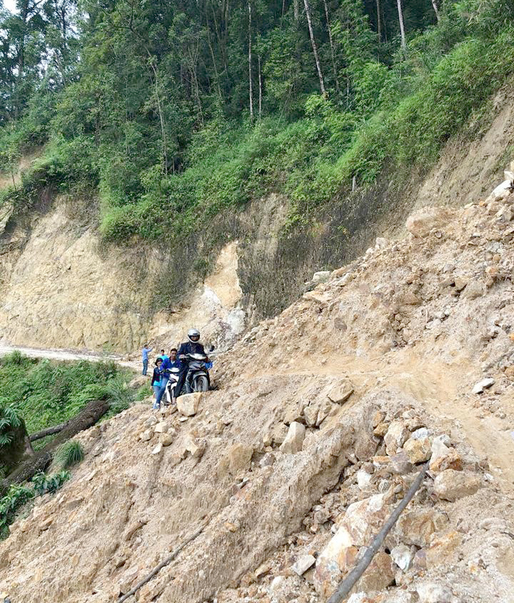 Con đường hơn 24km vào điểm trường, một người đi xe, người còn lại đi bộ đằng sau để …giữ xe khỏi lao xuống vực