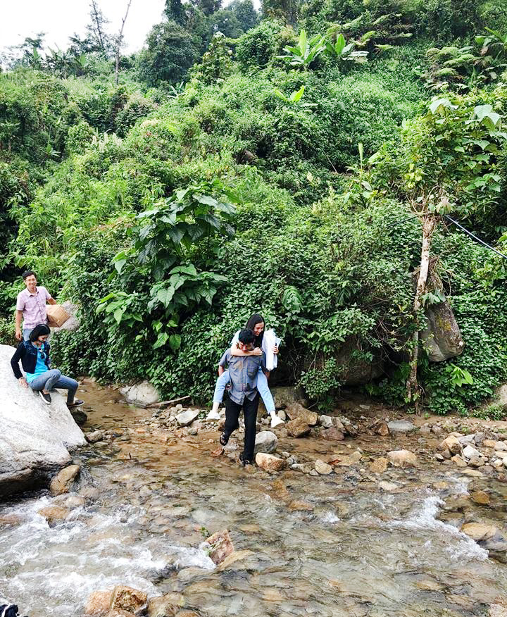 Đoàn phải tranh thủ những ngày khô ráo để đi qua những con suối cạn. Chỉ cần vài giọt mưa xuống thì con đường này sẽ lại bị cô lập rất nhanh